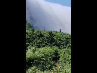Водопад из облаков засняли в Китае