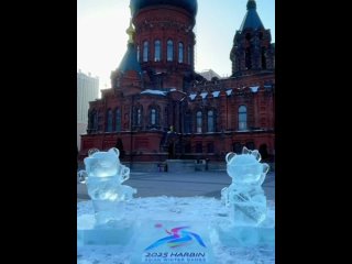 На площади Софийского Собора появились два маленьких милашки, это Биньбинь и Нини — талисманы зимних Азиатских игр 2025 года