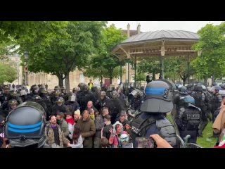 les forces de l'ordre pousse violemment les derniers manifestants dans la bouche de mtro, de la place de la nation  Paris.