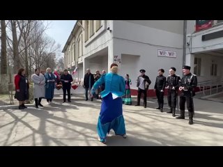 🤩 Кизлярская казачка показала мастерство фланкировки двумя шашками на выборах президента