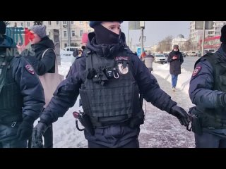 В Москве, у Стены скорби, пять силовиков прервали одиночный пикет девушки