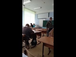 Ученик надел мусорный пакет на голову своему преподавателю в с.