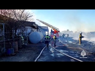 Спасатели полностью потушили пожар на овощном складе в Нижнегорском районе