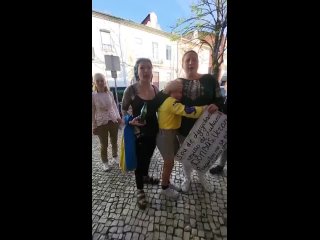 El viernes a la tarde en la ciudad de Coimbra (Portugal) un grupo de provocadores con la “activista“ ucraniana Olga Filipova a l