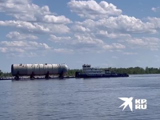 В Волгограде на видео сняли плывущую по Волге огромную колонну для нефтепереработки