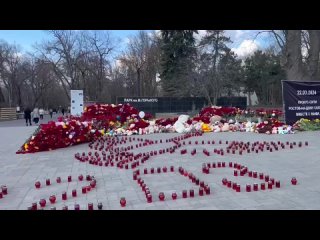 Ростовчане продолжают нести цветы, свечи и игрушки к мемориалу в память о погибших в результате теракта в Крокус сити Холле.