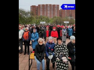 На Площади Обороны возложили цветы к памятнику уральцам, ковавшим Победу