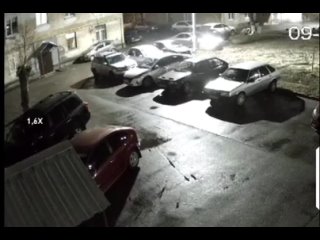 1_В Ногинске женщина протаранила 4 машины и подъезд при попытке припарковаться..mp4