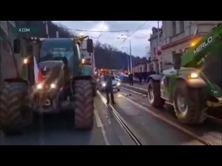 🇪🇺 Чешские фермеры «удобрили» дворец правительства республики навозом из-за Украины