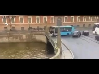 Момент падения автобуса в Санкт-Петербурге попал на камеры видеонаблюдения