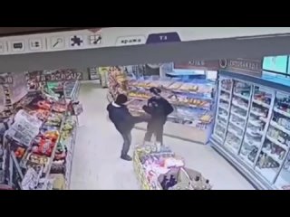 Мужчина пнул девушку в живот в магазине