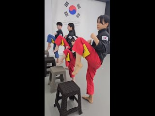 Обучение детей в Южной Корее. Подводящие упражнения: удар ногой.