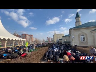 В центральной соборной мечети Оренбурга проходит праздничное богослужение в честь одного из главных праздников Ислама — Ураза-Ба
