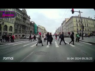 В Санкт-Петербурге велокурьер едва не сбил группу пешеходов на пешеходном переходе - от несчастного случая его спасли