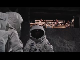 Джеймс Бонд разбивает декорации для посадки на ФАЛЬШИВУЮ Луну!