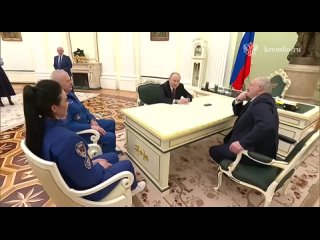 Путин во время встречи с Лукашенко и космонавтами поговорил по телефону с многодетной семьей Пяк из Ямала