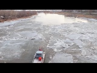 Перед пиком паводка в Курганской области спасатели МЧС России ослабляют ледовое поле