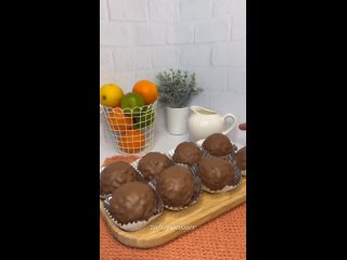 ШОКОЛАДНЫЕ БОМБОЧКИ с карамелью и арахисом  Видео от Помощник Кондитера (Рецепты, макеты, торты)