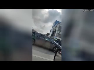 Горящий грузовик и разбитые автомобили - последствия жесткого ДТП в центре Курска.  По данным «Базы»