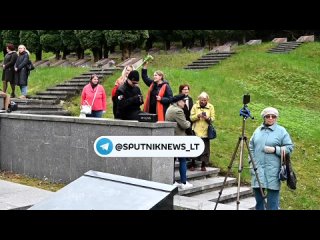 Литовские активисты вышли в День Победы к снесенному мемориалу в Антакальнисе