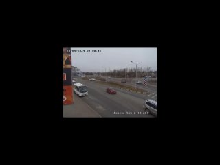 Кроссовер нагло вторгся на кольцо и попал в ДТП в Южно-Сахалинске Авария произошла на пересечении улиц Ленина и Фархутдинова
