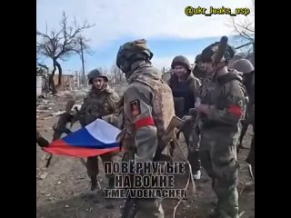 Han aparecido en Internet imágenes de soldados rusos plantando la bandera rusa en la aldea de Lastochkino