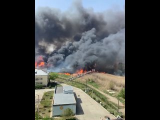 В Астрахани ликвидируют крупный пожар в микрорайоне Казачий