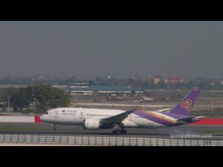 Боинг 787 Дримлайнер авиакомпании Thai Airways приземляется в аэропорту Суварнабхуми, Бангкок.