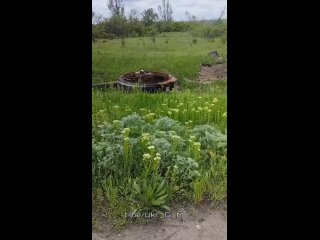 Вражескому танку Т-64 оторвало башню при прямом попадании снаряда и детонации боекомплекта машины. Остался лишь разорванный кор