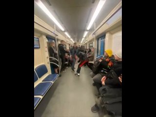 ⚡️В московском метро мужчина попросил молодежь вести себя потише — в ответ был послан

❗️Парни предложили выйти и поговорить по-