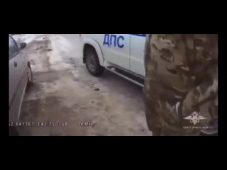 Полицейские спасли жизнь водителю на трассе в Архангельской области