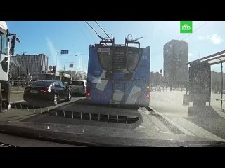 Трамвай сбил пешеходов на Наличной улице