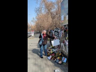 Армянка уничтожила стихийный мемориал Алексею Навальному