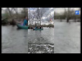 Курганцы спасли пьяного пловца в зоне паводка