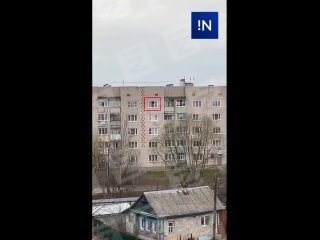 😱Шокирующие кадры!  📍Родники пятый этаж  🆘На подоконнике распахнутого окна «гуляют»  🧸Малыши встают на ножки, машут прохожим, пе