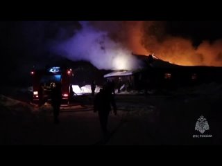В эти минуты пожарные Архангельска ликвидируют крупный пожар на овощехранилище