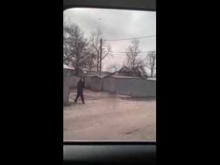 😡В Пашковке на улице Фадеева дети забросали камнями пенсионера

По словам автора видео, мужчина откручивал с мусора железки, две