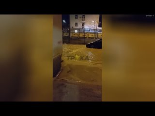 Киев снова затопило канализационными нечистотами. На видео — бульвар Верховной рады после прорыва тр