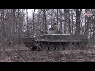 Les quipages du BMP-3 liminent les positions de l'arme ukrops en direction de Koupiansk
