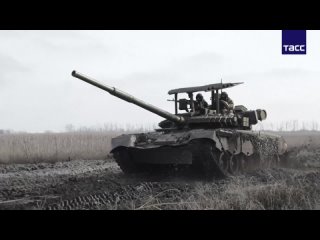 Т-80БВ отработали по украинским позициям на Купянском направлении