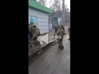 Принудительная мобилизация: Военкомы в Харькове силой выводят людей из автобусаПосле того, как толпа сотрудников местного