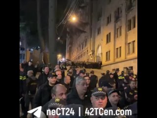 ‼️V Tbilisi se před budovou parlamentu a v přilehlých ulicích koná další protest proti zákonu o zahraničních agentech