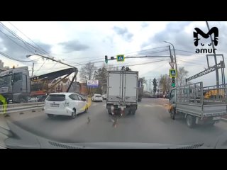 Трал с бульдозером въехал в столб, перекрыв проезд на повороте к 65-летия Октября в Хабаровске