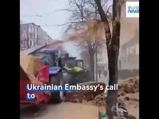 Посольство Украины во Франции в навозе.