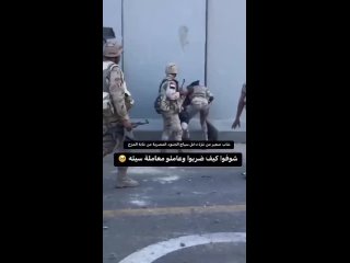 En las redes sociales ha aparecido un vdeo de soldados egipcios golpeando a un palestino que logr cruzar la valla de separ