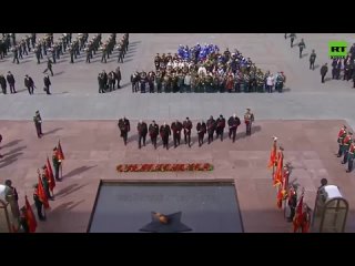 Putin deposit flores en la Tumba del Hroe Desconocido en el Jardn Aleksandrovka
