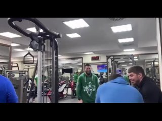 Глава Чечни Рамзан Кадыров тренируется в спортзале