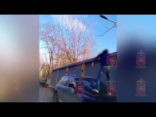 «Пьяный Халк»: крымчанин разбил стекло иномарке