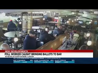 Сотрудник избирательного участка в Огайо был заснят на камеру в момент приноса предварительных бюллетеней в местный бар и оставл