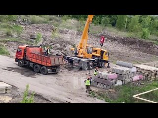 😱 Спустя столько времени под мостом в районе бывшего завода Пархоменко в Луганске начались работы по разбору руин